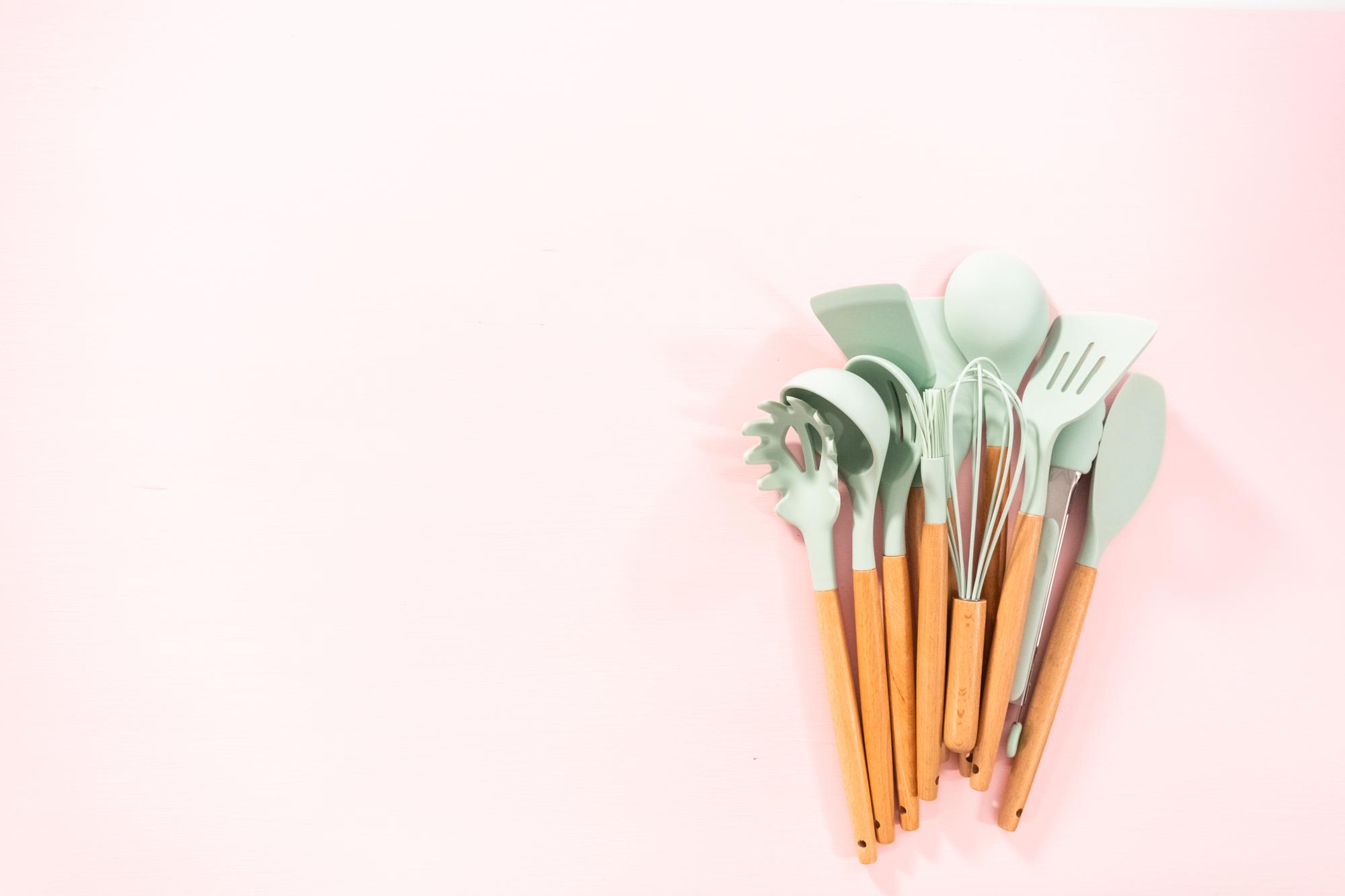 Set di utensili da cucina su sfondo pastello